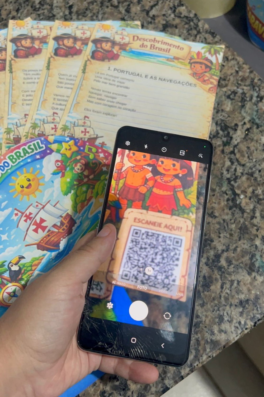 Kit com CD Pedagógico, microfone, avental e coroa – Descobrimento do Brasil - Imagem 2